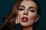 Седокова без макіяжу програла в карти весь одяг: фото