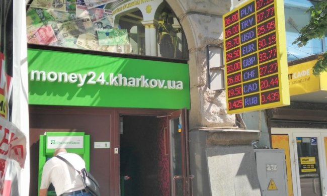 Курс валют на 12 травня: долару і євро постукали з дна