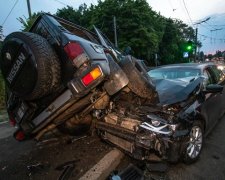 Київ на вухах через моторошну ДТП: джип буквально розчавив легковик з дитиною, замішані погони