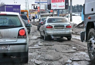 Половина украинских дорог опасна для водителей