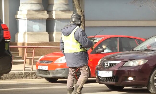 Пенсионер на дороге, скриншот: Youtube