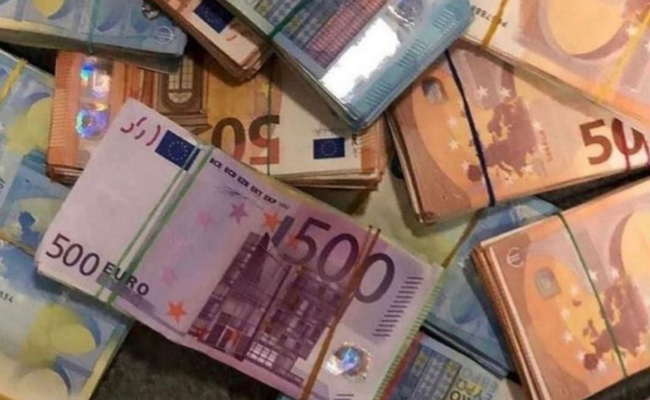 Євро, купюри, валюта, зображення із соцмереж