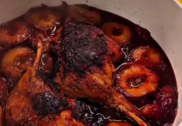 Качині ніжки зі сливами та медом, кадр з відео