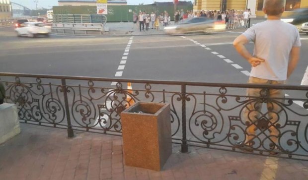 На Поштовій площі встановили паркан на пішохідному переході
