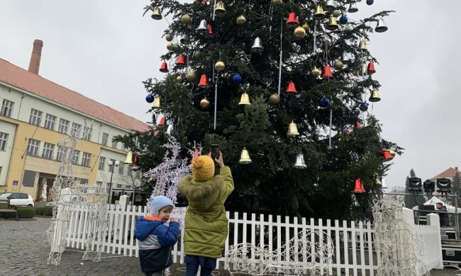 В Ужгороді "прокинулася" головна новорічна красуня, українці не натішаться: "Прикраса Закарпаття"