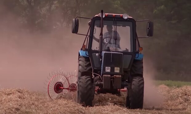 Трактор, кадр з відео, зображення ілюстративне: YouTube