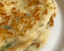 Сирні млинці із зеленню, кадр з відео