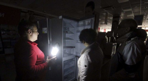 Миллионам украинцев выключат свет 1 апреля: кому не повезет
