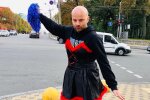 Украинский ведущий с колбасой в руке выставил бубенцы напоказ: "Почаще бы"