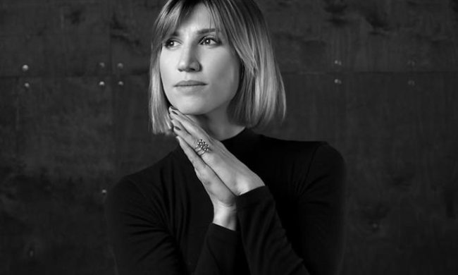 Анита Луценко показала, как убрать "ушки" на бедрах и жир с живота