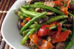 Рецепт теплого салату з куркою і стручковою квасолею