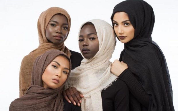 Мусульманки масово відмовляються носити хіджаб: відео з мітингів