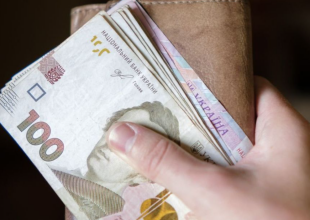 Человек с деньгами в руках