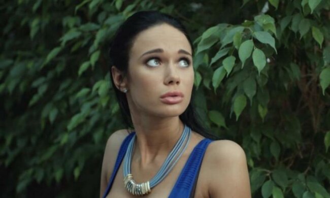 "Як у бабці": у мережі познущались над голими грудьми телезірки