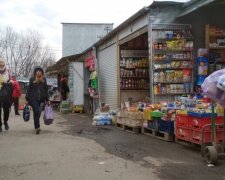 Чернівчани сміються над карантином, наче діти малі: "Тільки відвертаємось - знімають маски"