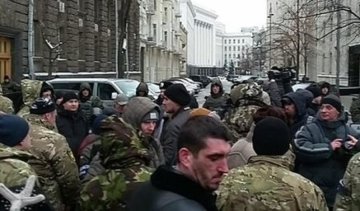 Бойцы Иловайска митингуют под Администрацией президента