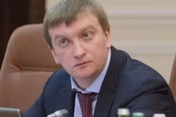 Петренко поплакався через зарплати міністрів