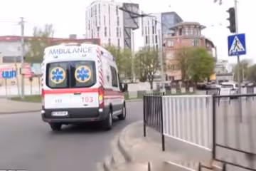 У Запоріжжі із зашморгу витягли напівмертвого чоловіка - висів на дереві, як ліхтар