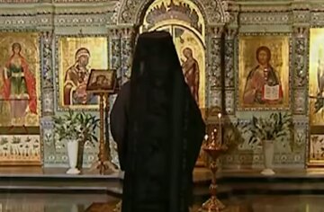 Молитва в церкви, кадр из видео