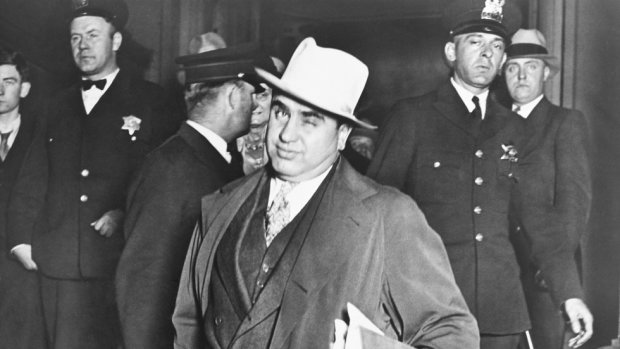 Как интим с ночной бабочкой сломал Аль Капоне: из самого известного гангстера в тюремного уборщика