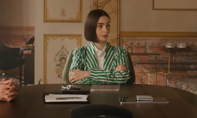Лили Коллинз, кадр из сериала "Эмили в Париже"