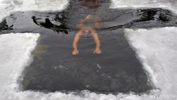 Очистили душу и тело: соцсети пестрят фото украинцев с купанием на Крещение