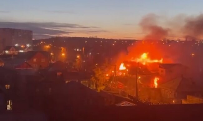 Літак в Іркутську врізався в житловий будинок. Фото: скриншот з відео