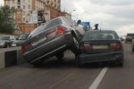 Несамовитий водій влетів у припарковані авто