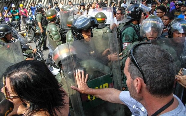 Венесуэльцы устроили самосуд над голыми полицейскими: фото