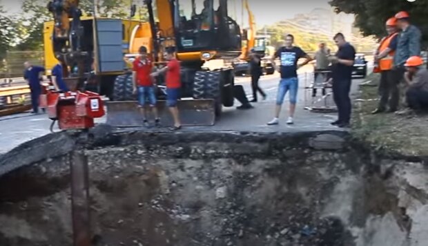 В Киеве асфальт ушел под землю под носом у Кличко