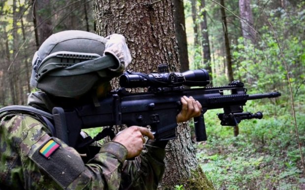Литовських військових навчають протистояти "зеленим чоловічкам"