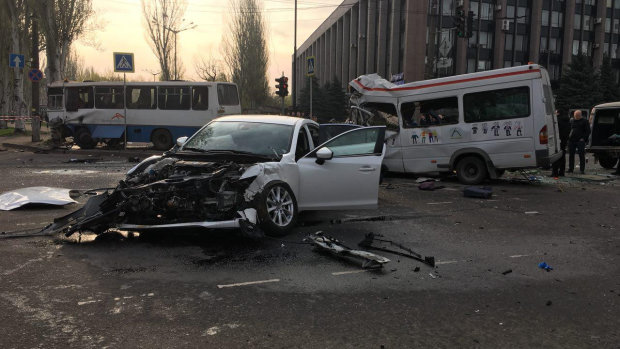 В Киеве переполненный автобус снес иномарку: фото с места аварии