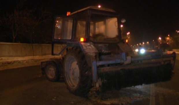 У Львові п`яний комунальник трактором протаранив автомобіль 