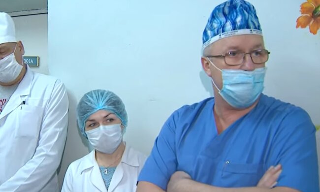 Украинка оставила сиротами троих ангелочков, родные готовы разорвать врачей - отправили домой с сердечным приступом