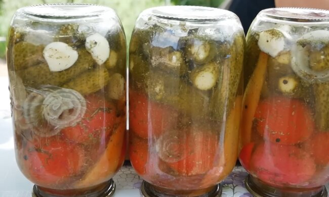 Консервація огірків із помідорами, фото: Знай.ua