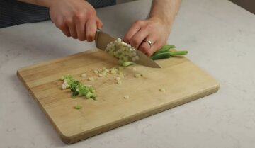 Нарезанный зеленый лук: фото скрин Ютуб