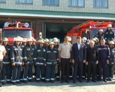 Харьковских пожарных одели в британский "секонд-хенд"