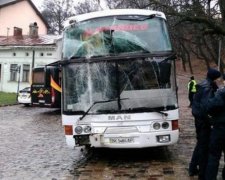 Посеред Львова туристичний автобус протаранив будинок (фото)