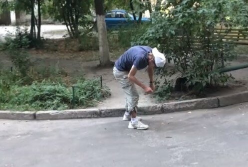 В Харькове наркоман поймал приход возле детской площадки:  "Йогой занимается?"