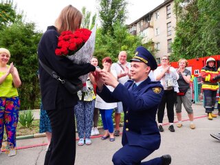 Рятувальник зробив пропозицію своїй дівчині, фото ДСНС