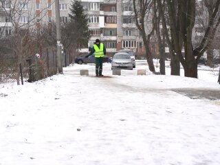 Во Львове дороги начнут посыпать кофейной гущей, скриншот из видео