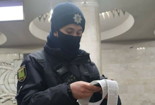 В Харькове копы устроили "облаву" на "голых" пассажиров метро: "Кому штраф?"