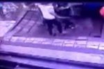 Чотири людини провалилися під тротуар в Китаї (відео)