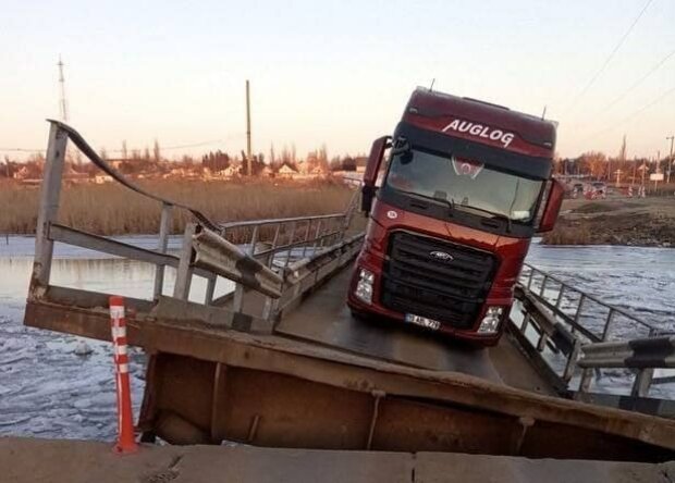 Под Николаевом фура затопила мост, фото "Новости-N".