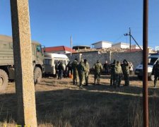 Грудьми лягли: кримчани кидались під військову техніку окупантів