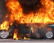 В Житомире жгут автомобили пограничников