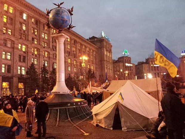 Невідомі у балаклавах знесли намети на Майдані  - МВС