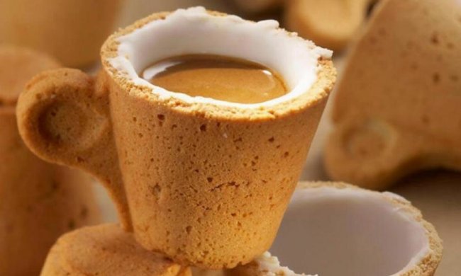 Фастфуд кормит посетителей чашечками для кофе