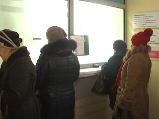Пенсіонери у банку. Фото: скрін youtube