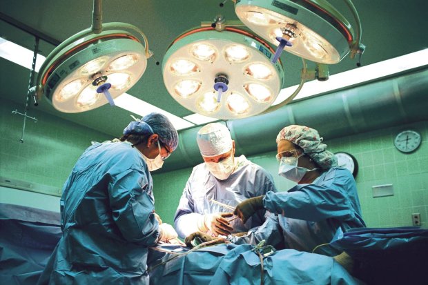 Херсонські лікарі вперше в Україні зібрали хребет чоловіка по шматках: унікальна операція, яку неможливо повторити